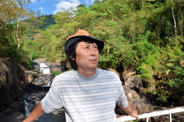 Homem sênior desfrutando da natureza — Fotografia de Stock