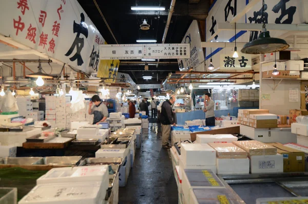 Tokyo - nov 26: skaldjur leverantörer på tsukiji skaldjur och fisk grossistmarknaden i tokyo japan — Stockfoto