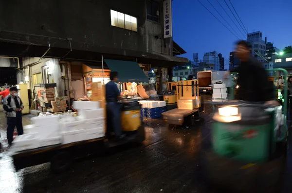 TOKIO - 26 NOV: Los compradores visitan el mercado de pescado de Tsukiji en Tokio —  Fotos de Stock