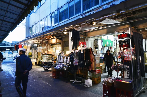 ТОКИО, Япония - NOV 26, 2013: Рынок Цукидзи - большой рынок рыбы в центре Токио . — стоковое фото