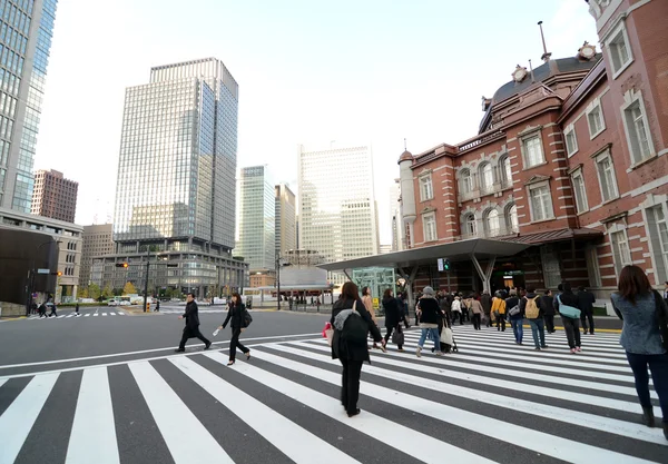 ТОКИО - NOV 26: People visit Tokyo Station Marunouchi Station Building — стоковое фото