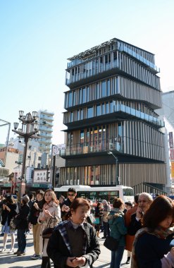 Tokyo -Kasım 21: tanımlanamayan turist etrafında asakusa Kültür Turizm Merkezi Tokyo, Japonya
