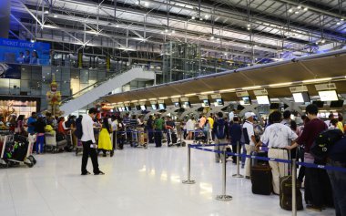 Bangkok, Tayland - 21 Kasım: tanımlanamayan yolcular yeni suvarnabhumi Havaalanı'nda iade sayaçları varmak