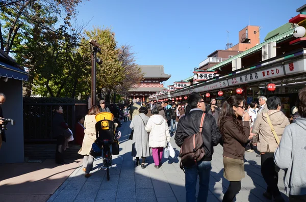 TOKYO, JAPAN - NOV 21 : Tourists visit Nakamise shopping street — Stock Photo, Image