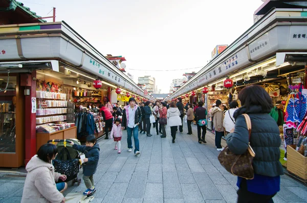 Tokyo, Japonsko - 21. listopadu: nakamise nákupní ulice v asakusa — Stock fotografie