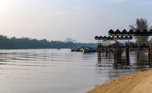 Thaise toeristische boten op pier, phuket, Thailand — Stockfoto