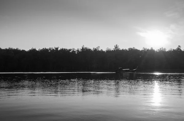 Sonnenaufgang des Mangrovenwaldes mit traditionellem Boot — Stockfoto