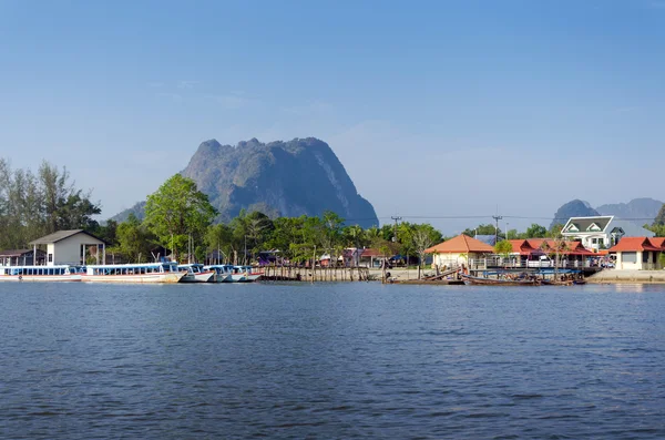 Traditionele Thaise toeristische boten op pier — Stockfoto