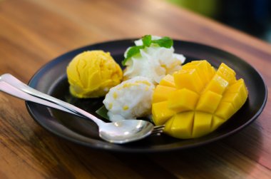 Mango, puding, yapışkan pirinç ile mango dondurma