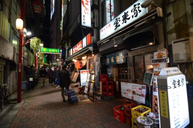 Tokyo, Japonya - 23 Kasım: yaya yolu daraltmak, bölge minik ucuz restoranlar ile doludur