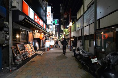 Tokyo, Japonya - 23 Kasım: yaya cadde bilinen dar yakatori sokak (omoide yokocho)