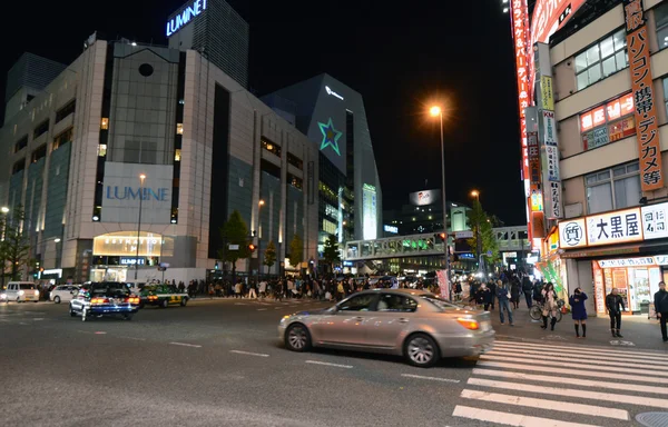 ТОКИО - 23 ноября: Уличная жизнь в Синдзюку, Токио — стоковое фото