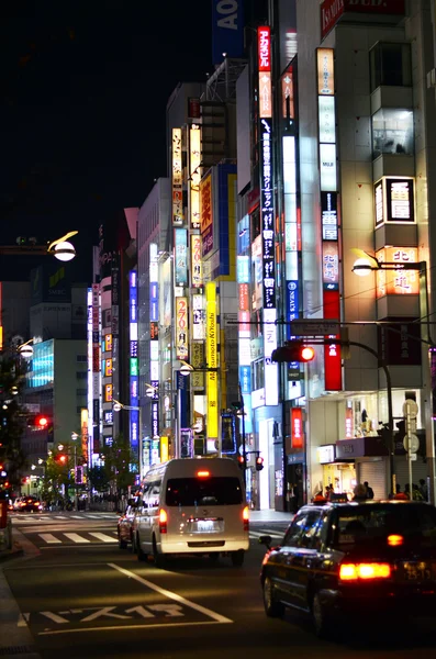 Tokyo, Japonsko - 23 listopadu 2013: neonová světla v okrese shinjuku tokyo — Stock fotografie