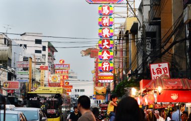 Bangkok - 21 Mart: akşam yoğun yaowarat yol