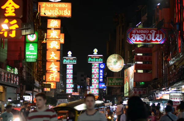 Bangkok - 21 maart: neon uithangborden op yaowarat road — Stockfoto