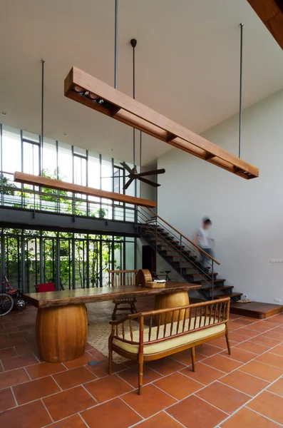 Стильний інтер'єр будинку зі сходами — стокове фото