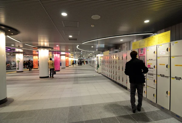 Tokio - 23. listopadu: skříňka v nádraží shibuya tokyo — Stock fotografie