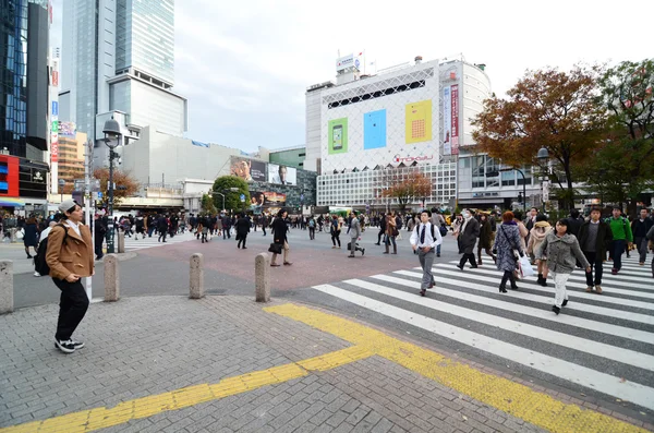 Tokio - 28. listopadu: davy lidí přes centrum shibuya — Stock fotografie