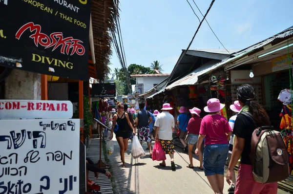 KRABI, TAILANDIA - 14 DE ABRIL DE 2014: El turista visita un pequeño pueblo turístico en la isla Phi Phi, Krabi, Tailandia —  Fotos de Stock