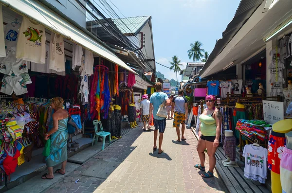 Krabi, thailand - 14. april 2014: die touristen besuchen ein kleines touristisches dorf auf der insel phi phi, krabi, thailand — Stockfoto