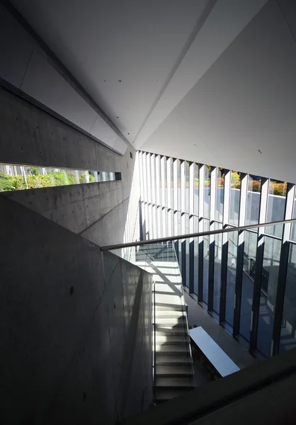 Treppe im komplexen Raum — Stockfoto