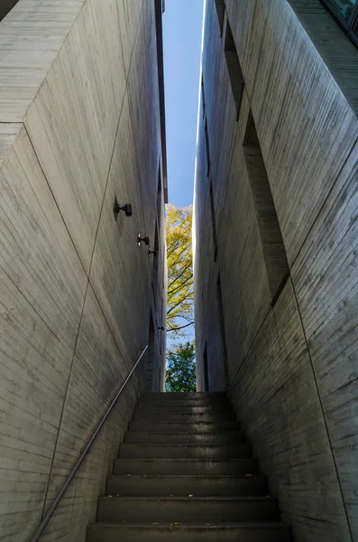 Treppe zwischen einer Steinmauer — Stockfoto