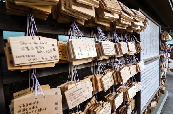 TOKIO, JAPÓN - 23 DE NOVIEMBRE DE 2013: Muchas placas de Ema es un Woo —  Fotos de Stock