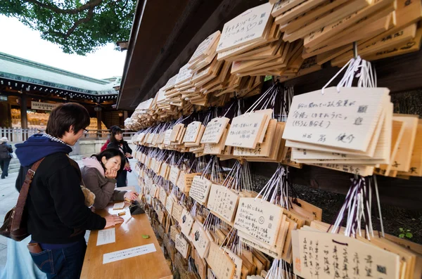 TOKYO, JAPAN - NOVEMBER 23, 2013 : People writting Ema Plaques a — Stock Photo, Image