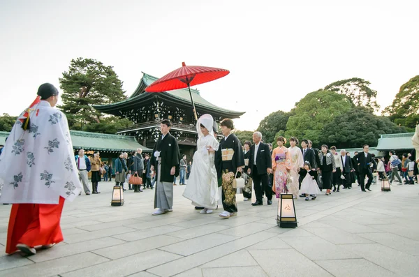 Tokio, Japonia - 23 listopada 2013: japoński ślub w Sanktuarium — Zdjęcie stockowe