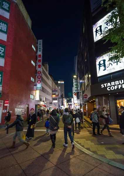 TOKIO, JAPÓN - 23 DE NOVIEMBRE DE 2013: La vida callejera en Shinjuku, Tokio, Japón —  Fotos de Stock