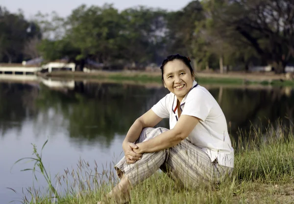 Glad asiatisk kvinna i offentlig park — Stockfoto