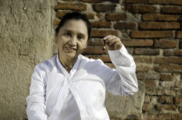 Mujer tocando una campana, tradicionalmente usada para ayudar a la meditación —  Fotos de Stock