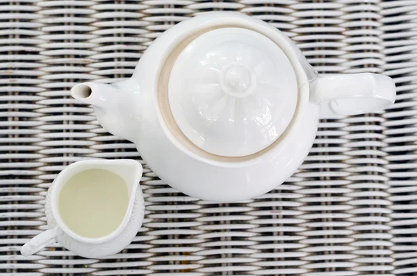 Верхний вид чайник с маленькой банки молока — стоковое фото
