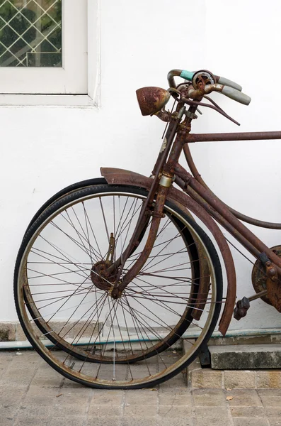 Vieja bicicleta oxidada cerca de muro de hormigón — Foto de Stock