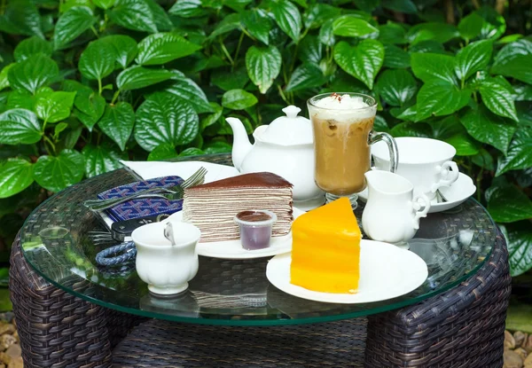 Café, thé, gâteau au chocolat et gâteau à l'orange — Photo