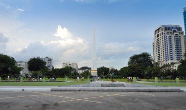 Yangon, myanmar - 12 Ekim 2013: insanlar ziyaret bağımsızlık Anıtı şehir yangon