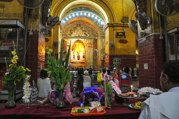 Mandalay, myanmar-9 oktober: buddhistiska människor delta en helig ritual, äldre munk spray vattnet till buddha ansikte — Stockfoto
