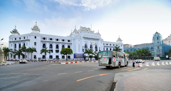 Yangon, myanmar - 12 Ekim 2013: şehir merkezinde trafik yangon — Stok fotoğraf