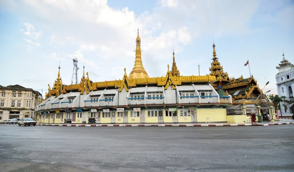 YANGON, MYANMAR - October 12, 2013: Traffic in downtown around Sule pagoda in Yangon — Stock Photo, Image