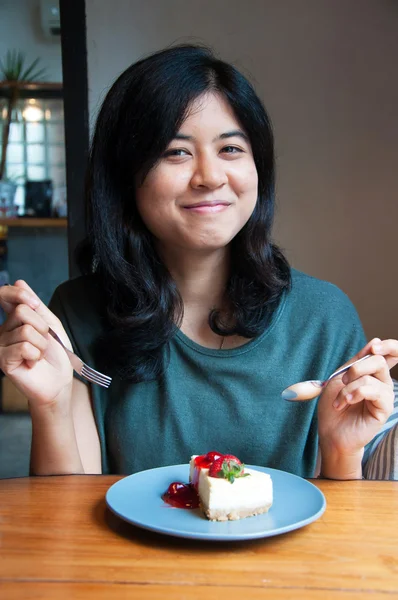 Lächelnde junge Frau mit Kuchen — Stockfoto