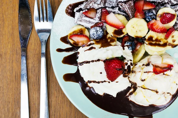 Ice cream, banana, strawberry, raspberry, chocolate waffles with — Stock Photo, Image