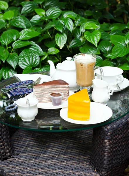 Kávé, tea, csokoládé gyászszalagot torta és narancs torta — Stock Fotó