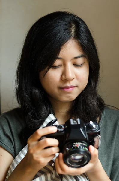 Femme tenant une vieille caméra de film — Photo