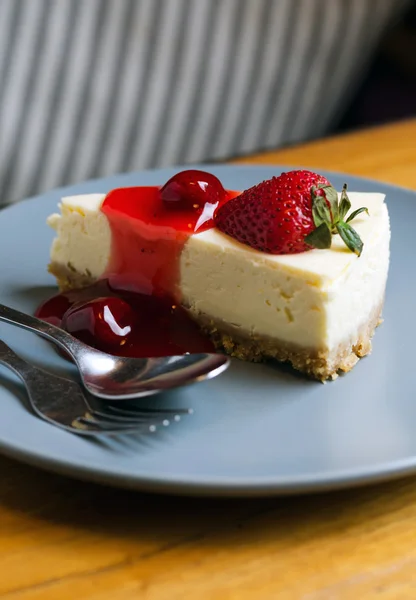 Strawberry cheesecake met lepel en vork — Stockfoto