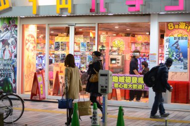 Tokyo, Japonya-23 Kasım 2013: Shinjuku 'da sokak hayatı