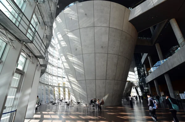 Tokio, Japón - 23 de noviembre de 2013: La gente visita el Centro Nacional de Arte en Tokio — Foto de Stock