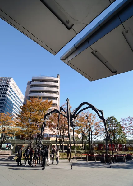 Tokyo, Japonia - 23 noiembrie 2013: Oamenii vizitează sculptura păianjenului în dealurile Roppongi — Fotografie, imagine de stoc