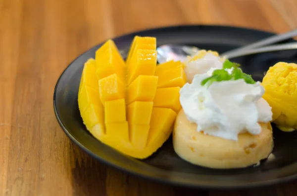 Mango, mango pudding, mango ice cream with sticky rice — Stock Photo, Image