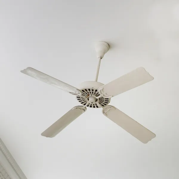Белый потолочный вентилятор — стоковое фото