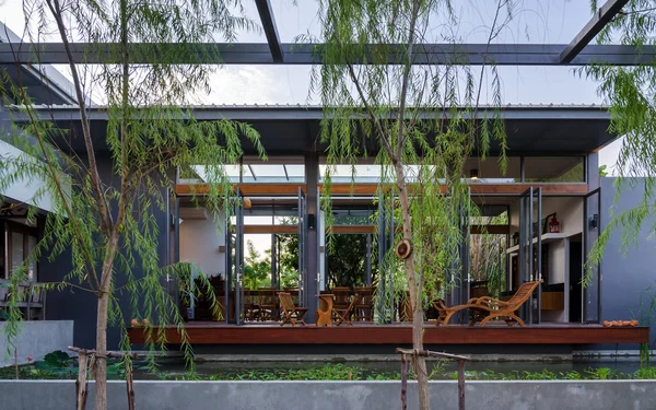 Erhöhung des tropischen modernen Hauses — Stockfoto